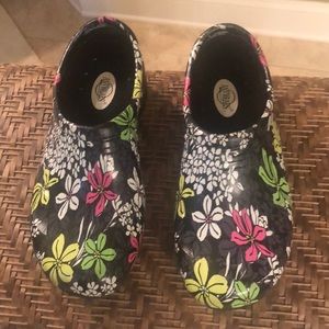 Very comfortable Nursing Shoes Size 8. NWOT